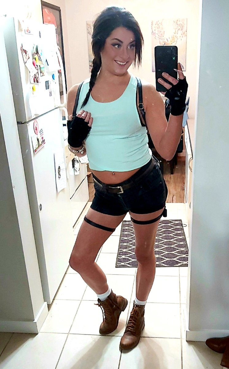 Sarsinator's tweet photo. Last minute, minimal effort costumes are my forte. 🎃 #TombRaider #CantBringFakeGunsToTheBar 🤷‍♀️ https://t.co/5qg2llVVt0
