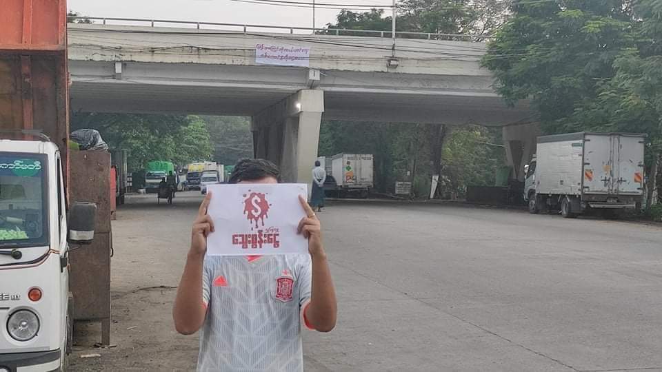 kuman_dra's tweet photo. Anti-coup solo strike: Yangon's Thingungyun Tsp. 🪧  #Oct31Coup  #FreezePaymentsToJunta     #WhatsHappeningInMyanmar https://t.co/mRr8cSHIrH