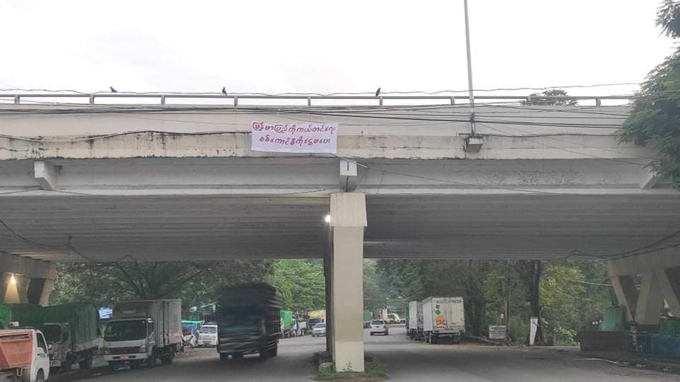 kuman_dra's tweet photo. Anti-coup solo strike: Yangon's Thingungyun Tsp. 🪧  #Oct31Coup  #FreezePaymentsToJunta     #WhatsHappeningInMyanmar https://t.co/mRr8cSHIrH