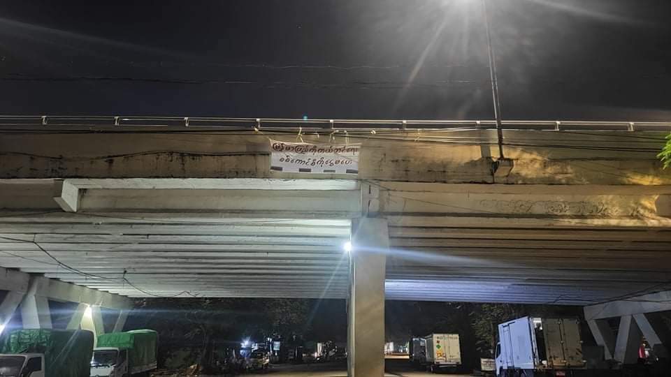 kuman_dra's tweet photo. Anti-coup solo strike: Yangon's Thingungyun Tsp. 🪧  #Oct31Coup  #FreezePaymentsToJunta     #WhatsHappeningInMyanmar https://t.co/mRr8cSHIrH