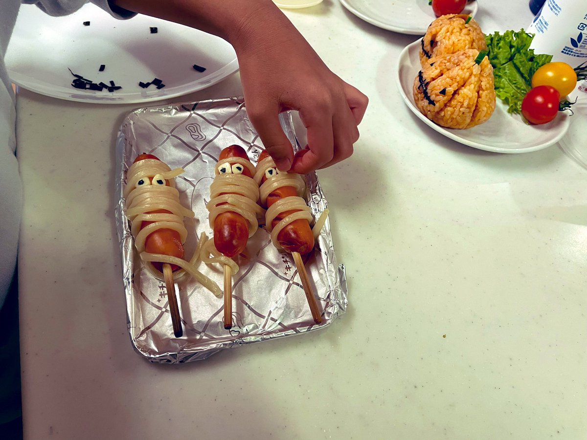 kurashogohan's tweet photo. おはようございます☀
【お手伝い61日目】今朝はハロウィン朝ごはんに挑戦✨
👻メニュー
🎃ハロウィンおにぎり
🎃かぼちゃのスープ
🎃ウィンナーミイラ
美味しくいただきました☺️
10月最終日、今日も1日元気に行きましょう‼️
#ハロウィン
#朝ごはん
#お手伝い
#おうちごはん
#料理好きさんと繋がりたい https://t.co/QMJRggMszs