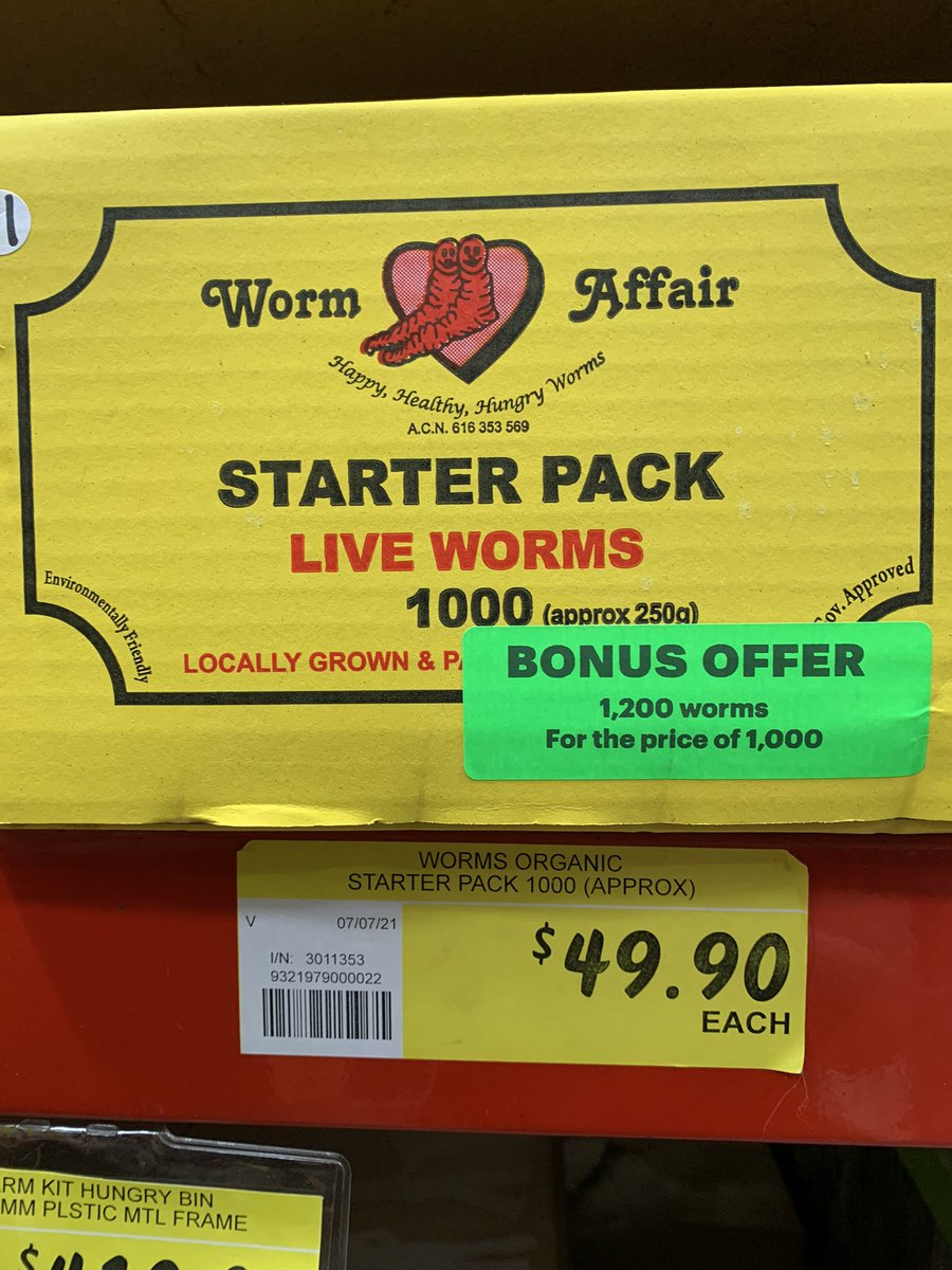 ZoeLtweets's tweet photo. Well this both intrigued me and freaked me out. We got 1200 bonus worms but inside this box there are that many live worms 😱😱 #CompostStarter https://t.co/ompRQl0UVS