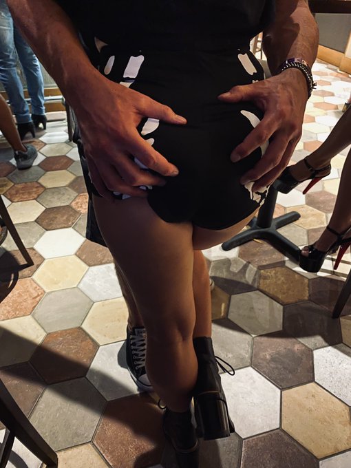 I&rsquo;m a handful! 🤪😘 #HappyHalloween https://t.co/dSCVW9pwAg<a href="/tag/happyhalloween"class="tags">#HappyHalloween</a>