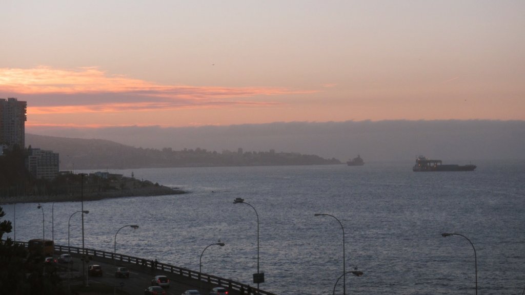 Off_Valpo's tweet photo. #arreboles al atardecer en #Viña_del_Mar con el buque de carga general #Star_Harmonia 🇳🇴(NO) en faena de combustible desde el petrolero @Agunsa #Capella fondeados a la gira frente al Faro #Punta_Condell https://t.co/25w7qmL65U