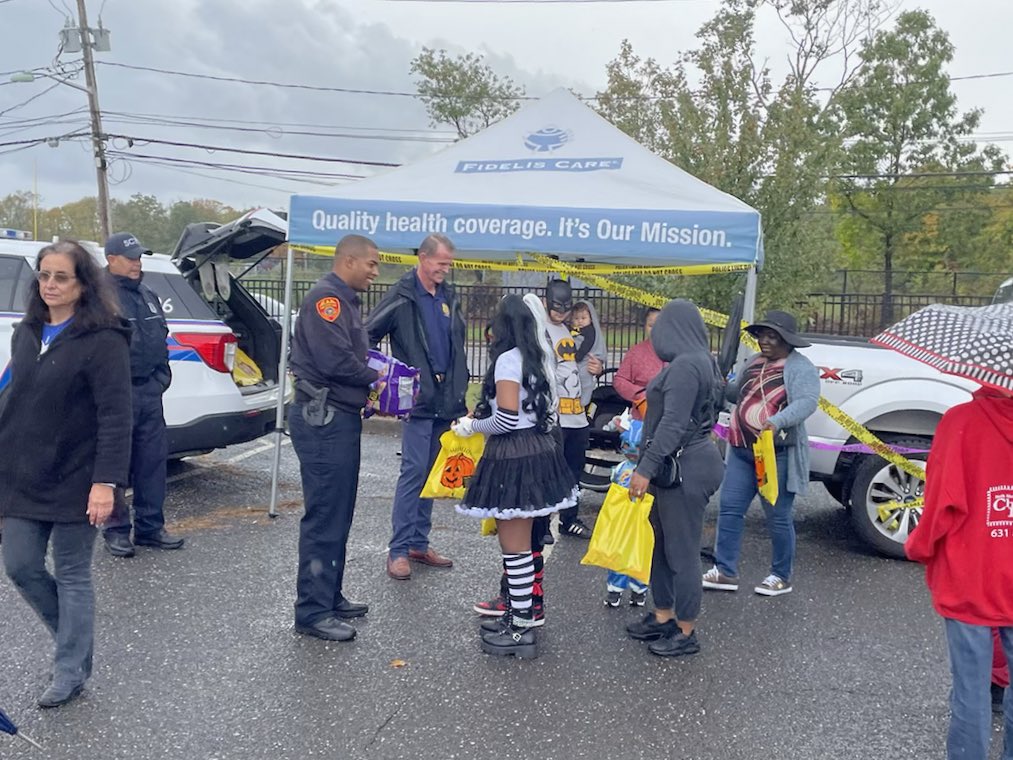 SCPD3rdPrecinct's tweet photo. Commissioner Cameron & officers from @SCPD3rdPrecinct participating in today’s trunk or treat in Central Islip! #safehalloween #TrickOrTreat #scpdinthecommunity #ciconnect @SCPDHq https://t.co/gzTEQwqR4L