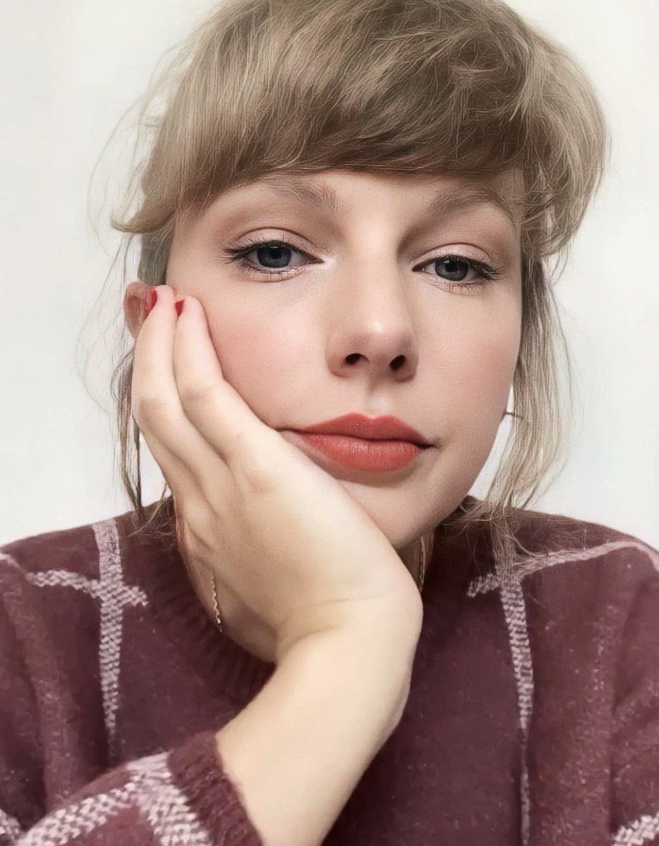 LaPuercaylor's tweet image. 🚨| Faltan 20 minutos para que comience la ceremonia. 

-Taylor Swift aún no ha llegado al lugar!