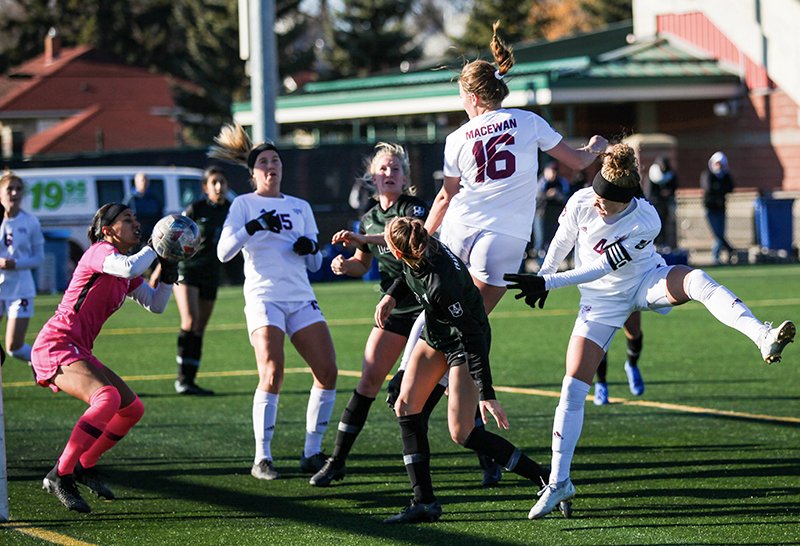 W⚽️| Grit, depth and tenacity on full display as <a href="/MacewanU/">MacEwan University</a> @GriffinsSoccer blanks <a href="/UFVCascades/">UFV Cascades</a> 2-0 in <a href="/CanadaWest/">Canada West</a> QF to punch ticket back to Final Four for fifth time in seven seasons.
#GriffNation
📷Tia Schram (Abbey Wright's game-winner)
RECAP➡️macewangriffins.ca/sports/wsoc/20…
