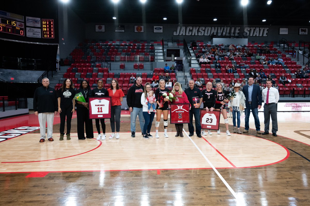 LOVED celebrating our seniors tonight!

No better way to do it than with a sweep 🧹🧹🧹

The Gamecocks improve to 21-5 on the season with sweep number 1⃣6⃣ of the season!

📰 bit.ly/3jSqnI2

#StayCocky