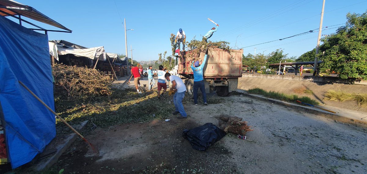 LFSalasR's tweet photo. Hoy el #EquipoCAPAZ retiramos los últimos residuos de árboles, material de arrastre y basura de la avenida principal que conecta la colonia El Embalse y la 12 de Marzo.
#AvanzamosJuntos https://t.co/n0nB4g0gLX