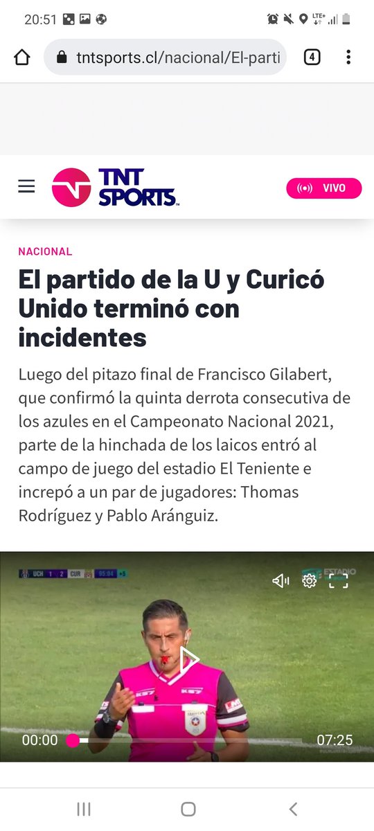 FreddyFarfn3's tweet photo. Que hubiese pasada si la garra blanca entra a la cancha a pegarle a los jugadores? Estarían pidiendo castigo y las penas del infierno para @ColoColo pero como es la u, el gremio está piolita, solo habla de incidentes @TNTSportsCL verguenza de periodismo! https://t.co/H5yTAFMDDS