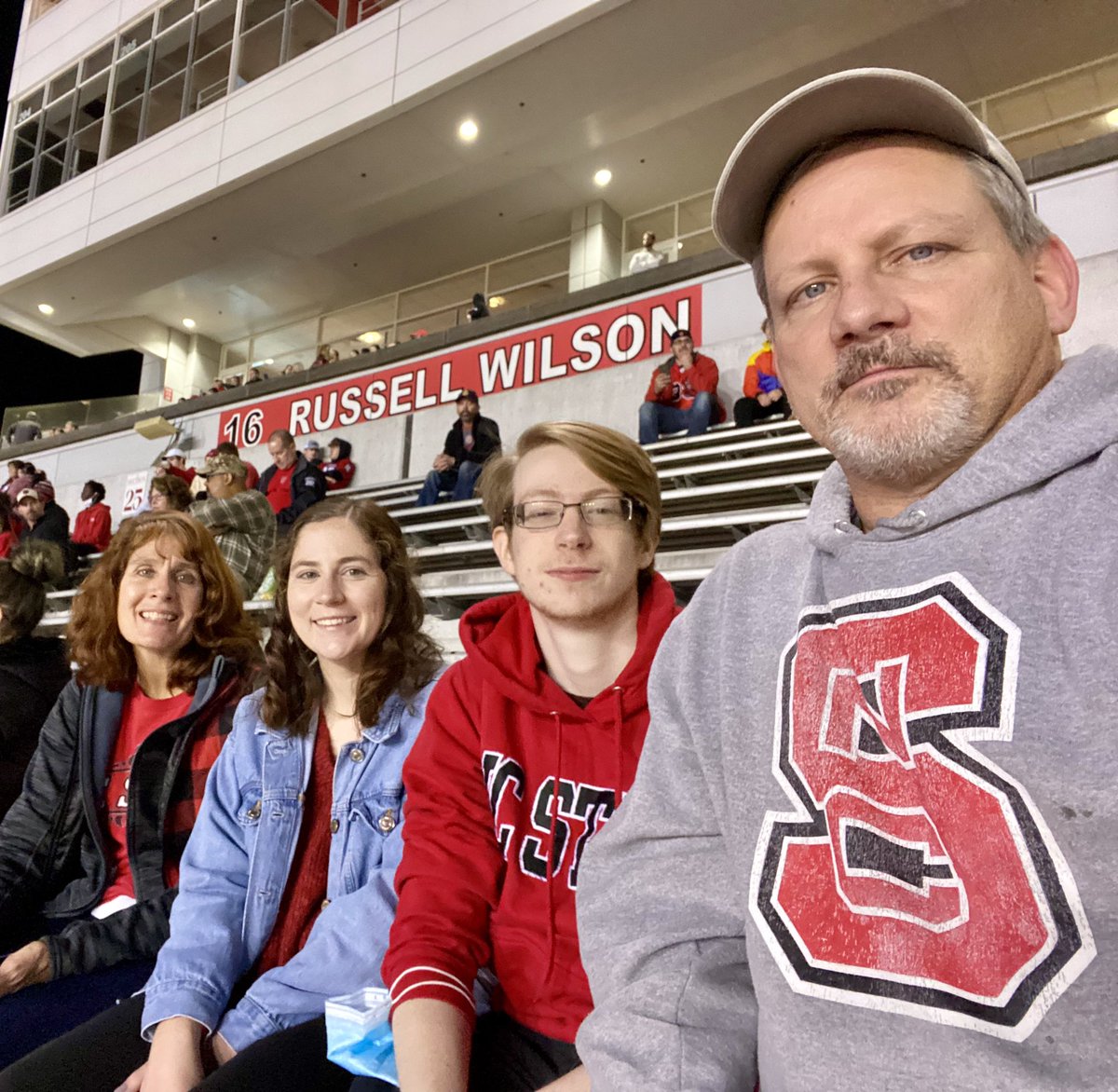 Em_TurpTurp's tweet photo. Put us on the big screen 🐺 #GoPack #myhorizon https://t.co/CwOGaX1Gdz