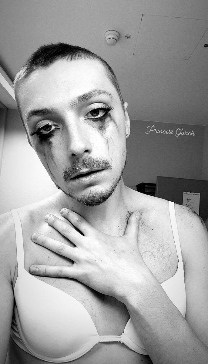 deadsweetprince's tweet photo. мой первый самостоятельный опыт наклеивания ресниц https://t.co/Mfypp0dO7n