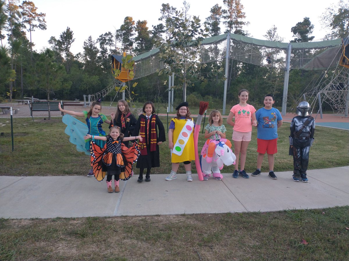 HumbleMrsDavis's tweet photo. Being a scout mom is one of my favorite things. #gssjc 5th annual Halloween party. https://t.co/ie0XJZuKCb