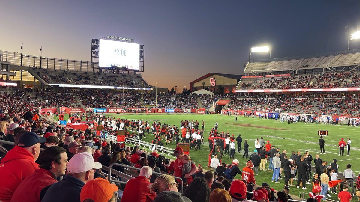 rabalaba_'s tweet photo. Why watch at home when you can watch here and cheer with other Coogs? #goCoogs #eatEmUp #YWCF #houston #CollegeFootball https://t.co/8dYRaVALbQ