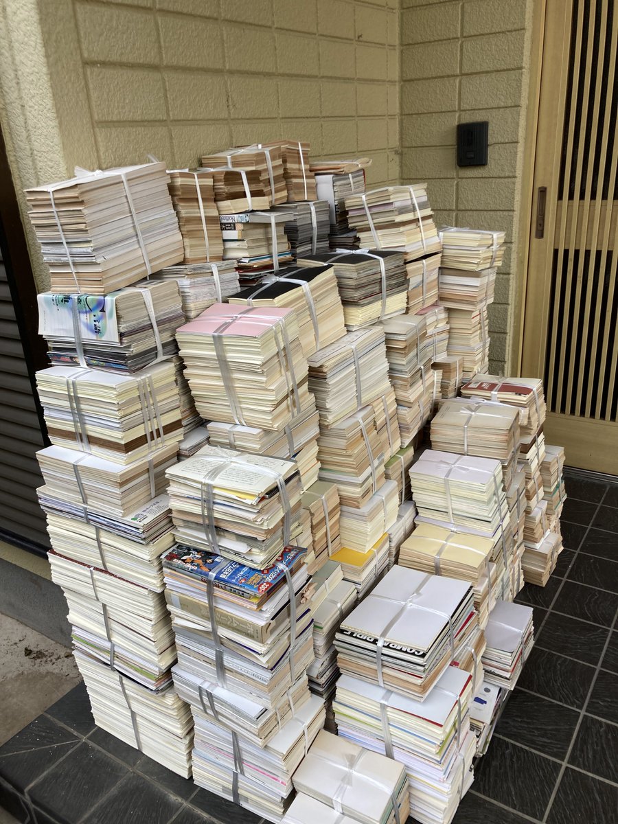 retro_messages's tweet photo. 約3か月かけてコツコツと変換。
1339冊でもまとめるとこの程度でした。
これから仕事が繁忙期になるので、まだまだある残りは来年。。
書庫がスッキリするのはいつの日か…

ちょっと目をそらした隙に、娘に玄関を封鎖されてました。
コラーッ！('ω')ノ https://t.co/qudHz62S4F