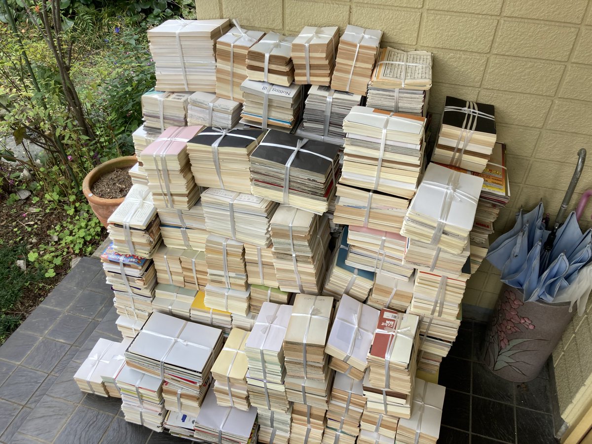retro_messages's tweet photo. 約3か月かけてコツコツと変換。
1339冊でもまとめるとこの程度でした。
これから仕事が繁忙期になるので、まだまだある残りは来年。。
書庫がスッキリするのはいつの日か…

ちょっと目をそらした隙に、娘に玄関を封鎖されてました。
コラーッ！('ω')ノ https://t.co/qudHz62S4F