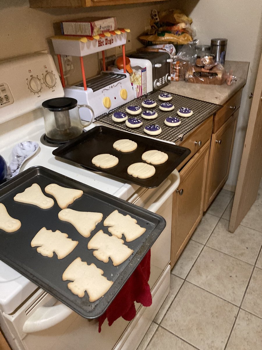 peca33's tweet image. Cause I married an amazing cook I tried it for myself for a party Karl Smith and I are going to. Special thanks to Fred Meyer for all the supplies I needed 🙂 happy Halloween