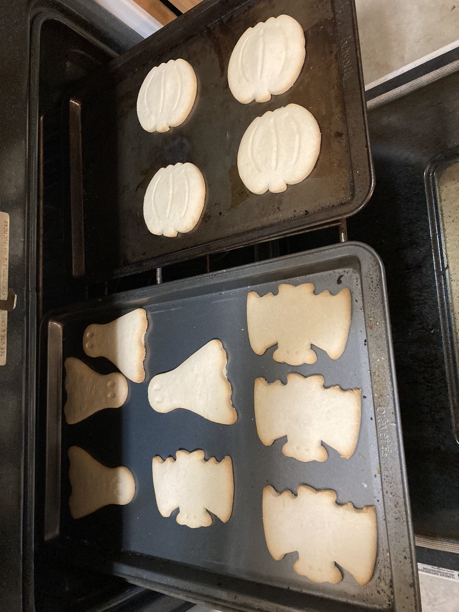 peca33's tweet image. Cause I married an amazing cook I tried it for myself for a party Karl Smith and I are going to. Special thanks to Fred Meyer for all the supplies I needed 🙂 happy Halloween