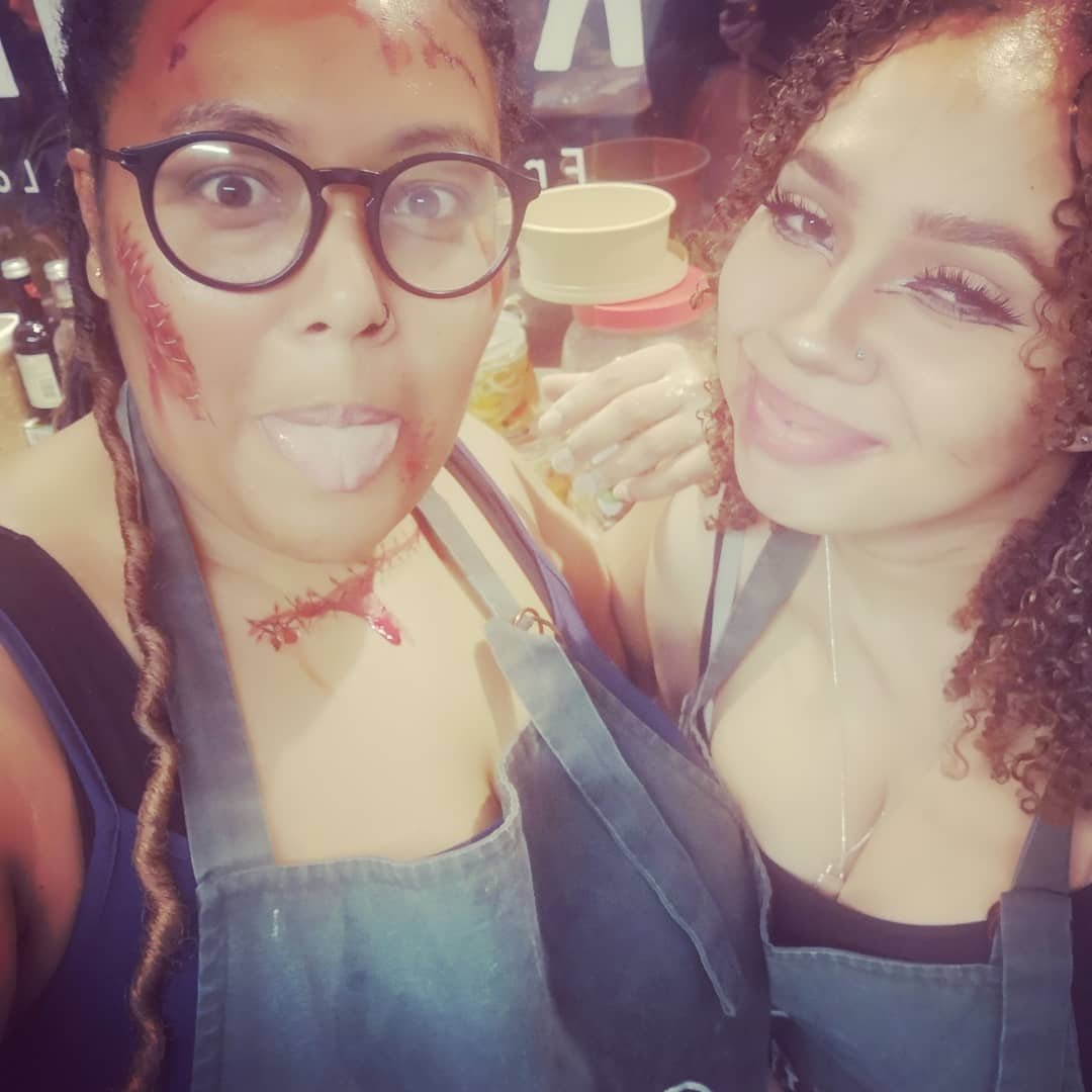 ParkStreetKitc1's tweet image. End of the night shinanigans...
I LOVE my team 👊🏽👍🏽😍
Happy Halloween Yall 🎃👻🦇

#pstreetkitchen #nightmarket