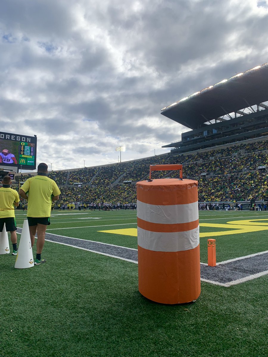 TheOregonDuck's tweet photo. bones day &amp; a cone day https://t.co/KfsHcqkMPO