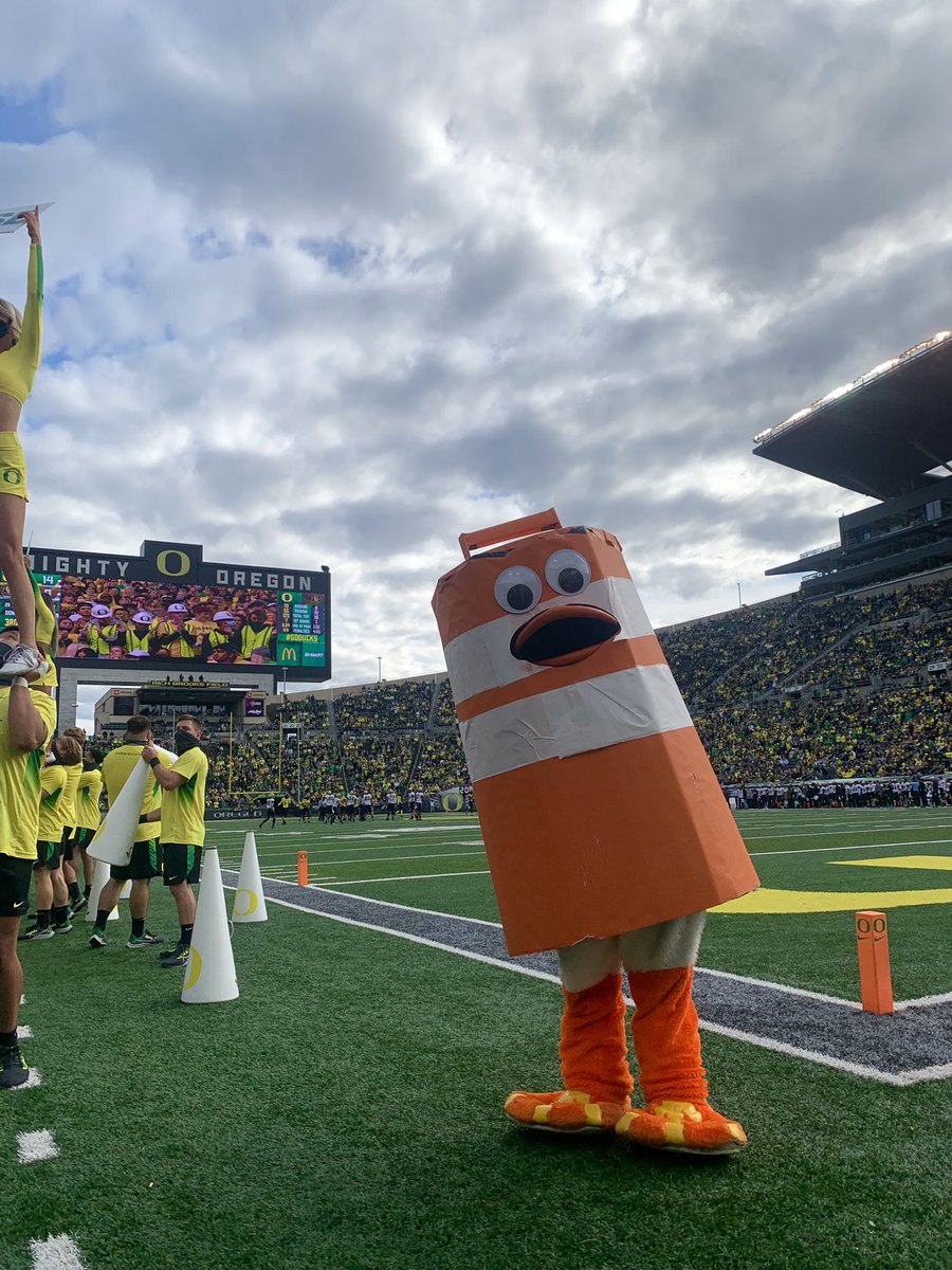 TheOregonDuck's tweet photo. bones day &amp; a cone day https://t.co/KfsHcqkMPO