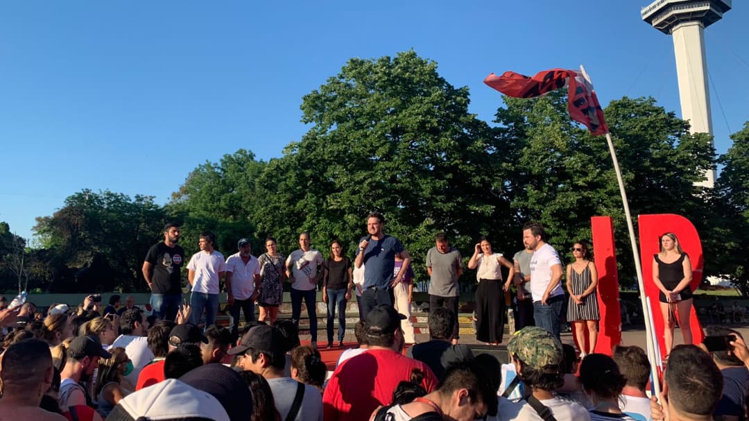 AlertaMilitant1's tweet photo. Junto a @casaradicalb31 participamos del acto organizado por @jradicalcaba en el Parque de la ciudad.

En homenaje a esa gesta histórica del 83 le mostramos al padre de la democracia #RaúlAlfonsín que los jóvenes llevamos bien en alto sus banderas.

#elfuturonospertenece 
🇵🇱 https://t.co/BlDb141263