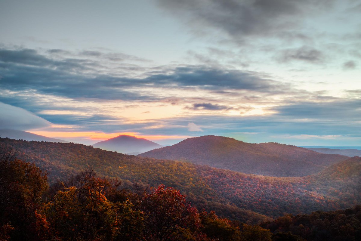 gorgeous_pix's tweet photo. "Autumn has descended on the Blue Ridges and the Shenandoah Valley, Virginia. From u/_raidboss on /r/earthporn #shenandoahvalley #blueridges #virginia #descended #autumn #earthporn" https://t.co/dT8is7V8L2