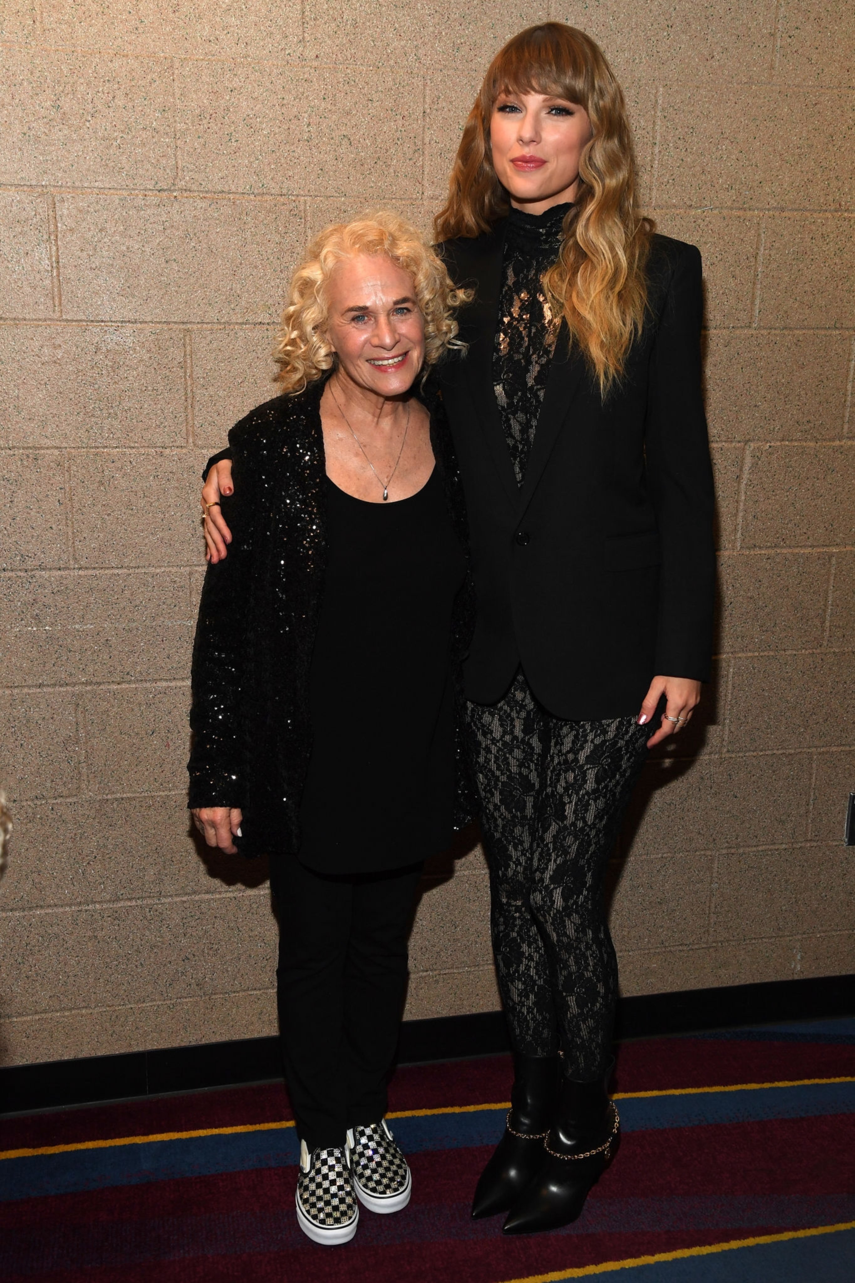 Taylor Swift Photos on X Carole King and Taylor Swift pose backstage during the 36th Annual Rock Roll Hall Of Fame Induction Ceremony. https t LunGlnUc15 X