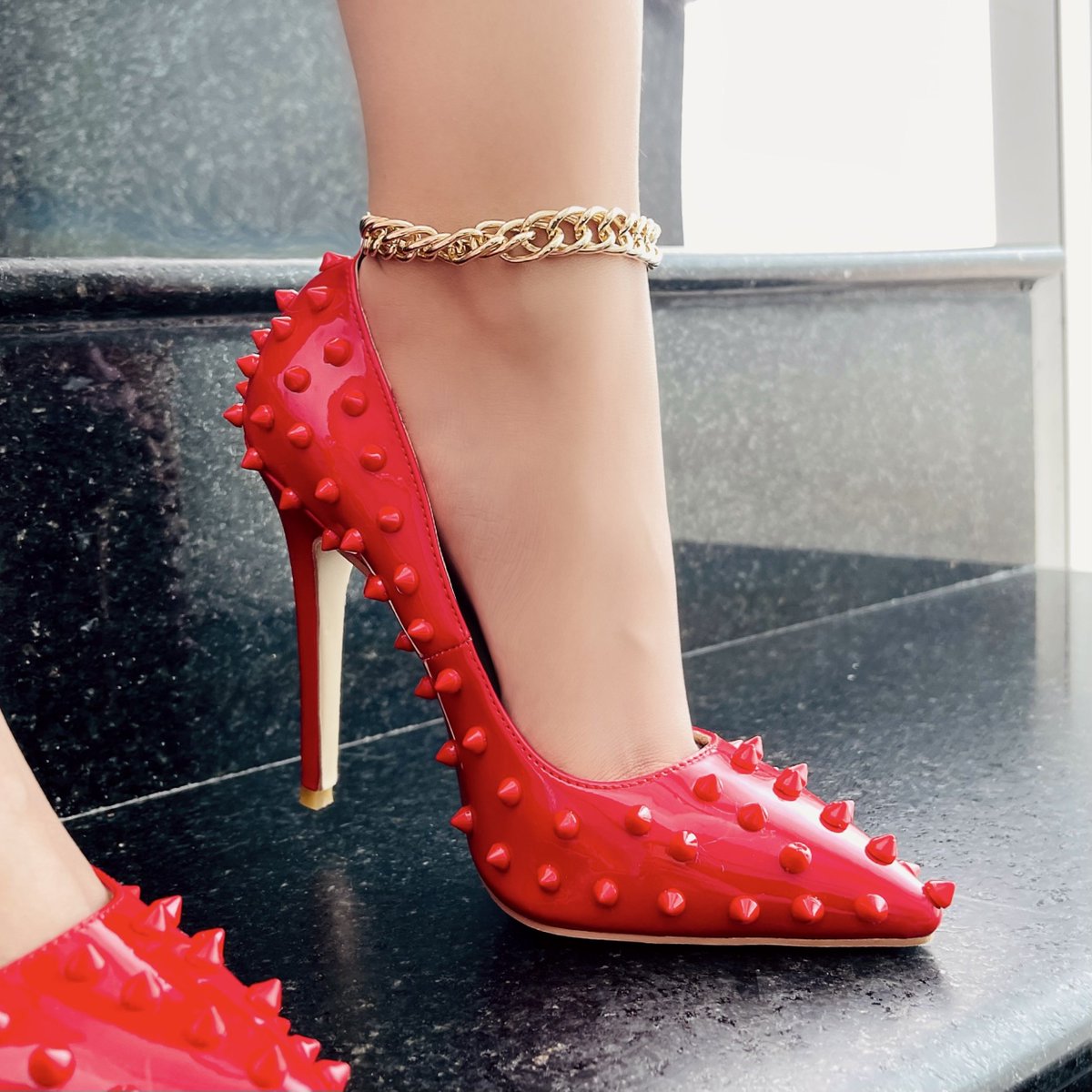 ❤️ ¡Tacones icónicos que marcarán historia en todos tus “looks”! Si, yo también siento que muero de amor… 🤤🤤🤤
.
Style: Roxy Rojo ❤️
.
#myshoes #myshoesmexico #amoloszapatos #zapatillas #zapatosmujer #shoes #shoeaholic #heelsaddict #heels #tiendaonline #moda #modamuje
