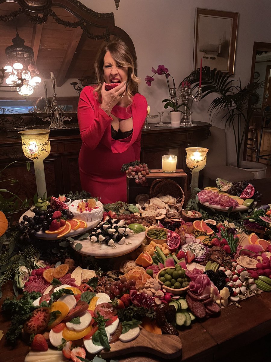 MsJoelyFisher's tweet photo. Follow @silverlakesocialite on @instagram insane grazing tables!!! #divinedecadence #whataspread https://t.co/sMjp9krqCo