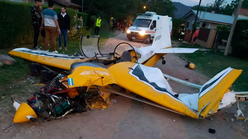 ElDoce's tweet photo. [ÚLTIMA NOTICIA] 

Una avioneta se estrelló cuando hacía acrobacias en Villa General Belgrano: hay heridos >> https://t.co/rmG5jwMjJz https://t.co/N95YGSzTf9