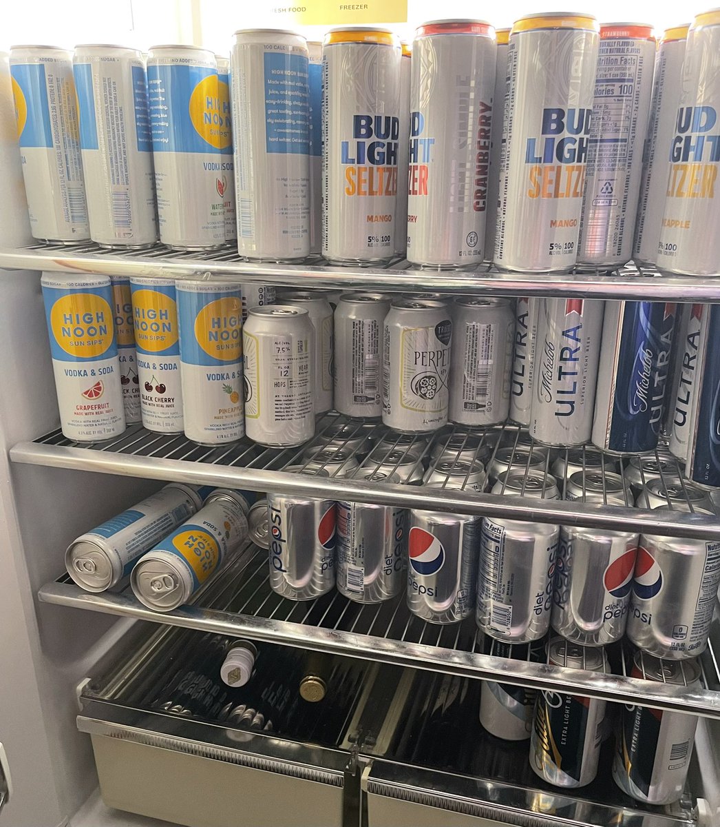 RossTuckerNFL's tweet photo. My buddy’s #Showmeyourfridge https://t.co/EHffNXvcPn