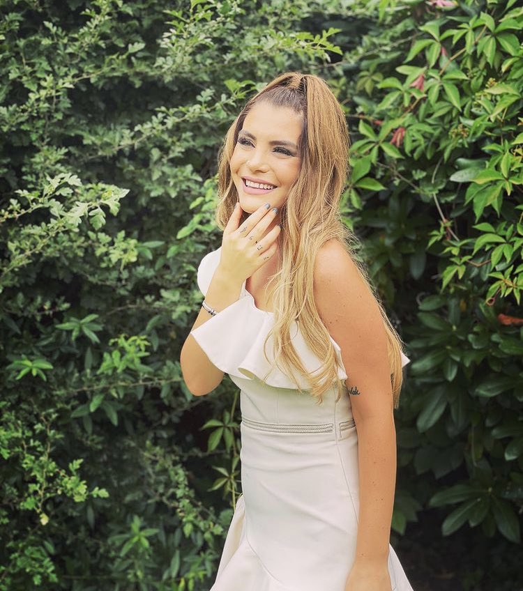 Bir Kürt olduğu İçin hor görmek insanlık olamaz. Sesi ve güzeliiği bir melektir.  #OSesHavin