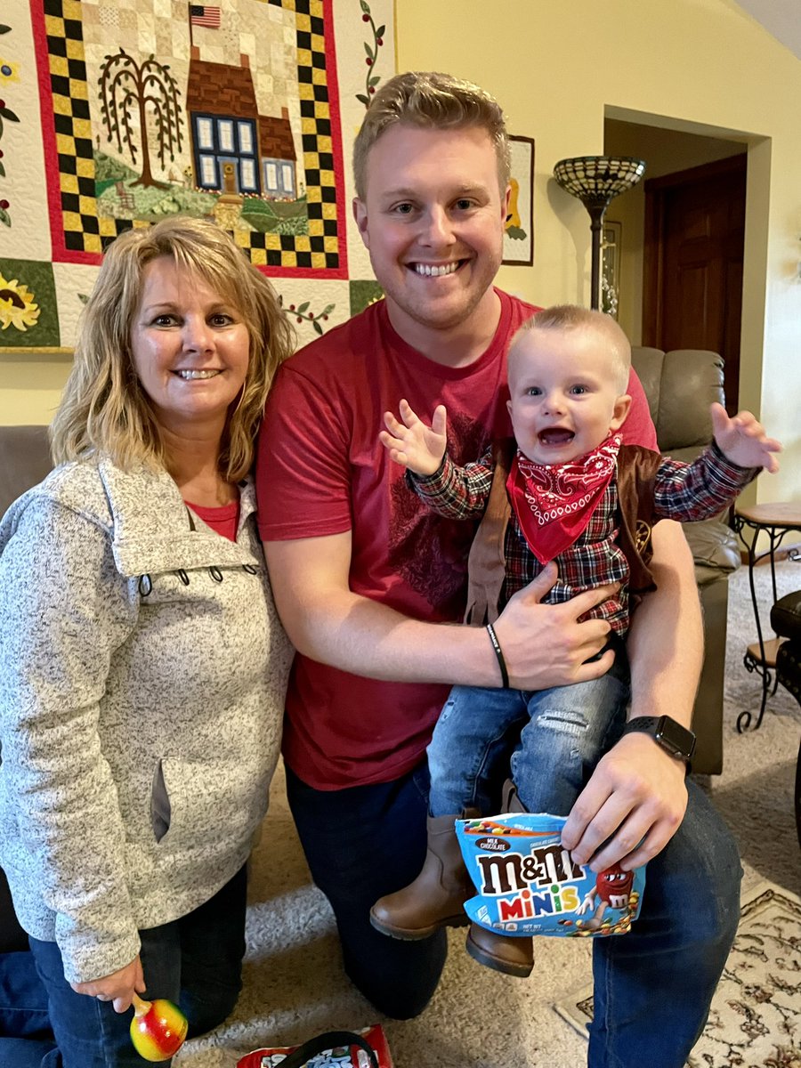ria___michelle's tweet photo. Henry loves all the mini M&amp;Ms from @HalcombTammy. He says thank you so much😘 https://t.co/Z9exgJxwLX