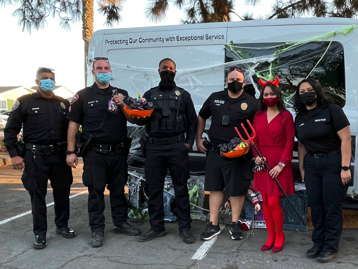 OxnardPolice's tweet photo. Our Neighborhood Policing Team officers had a blast connecting with our neighbors at the Oxnard Special Populations drive-through Trunk or Treat! Thank you, @oxnard_sp , for your ever-generous hospitality!
Be safe out there this Halloween Weekend, Oxnard!
—-
#oxnard #oxnardpd https://t.co/wXEyeoqoW3