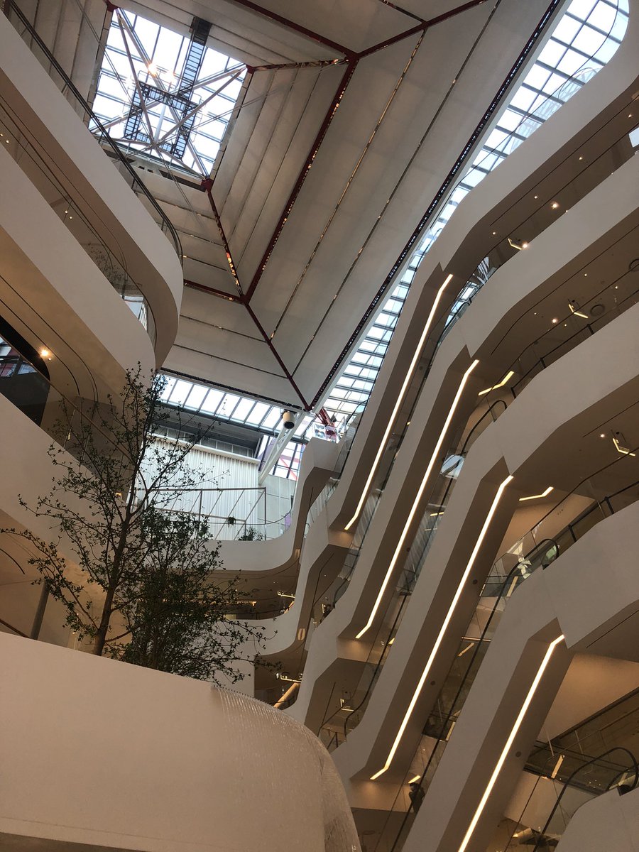BrunoBFigueroa's tweet photo. A partir de este fin de semana, espectacular presencia de México en el centro comercial más moderno y más  grande de Corea, The Hyundai de Yeouido, el barrio financiero de Seúl: una gran catrina y un altar de muertos! Serán vistos por miles durante 7 días. #DiplomaciaCulturalMX https://t.co/K8pN9Py3TF