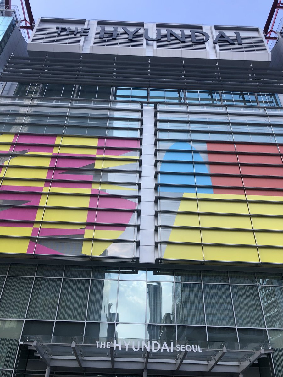 BrunoBFigueroa's tweet photo. A partir de este fin de semana, espectacular presencia de México en el centro comercial más moderno y más  grande de Corea, The Hyundai de Yeouido, el barrio financiero de Seúl: una gran catrina y un altar de muertos! Serán vistos por miles durante 7 días. #DiplomaciaCulturalMX https://t.co/K8pN9Py3TF