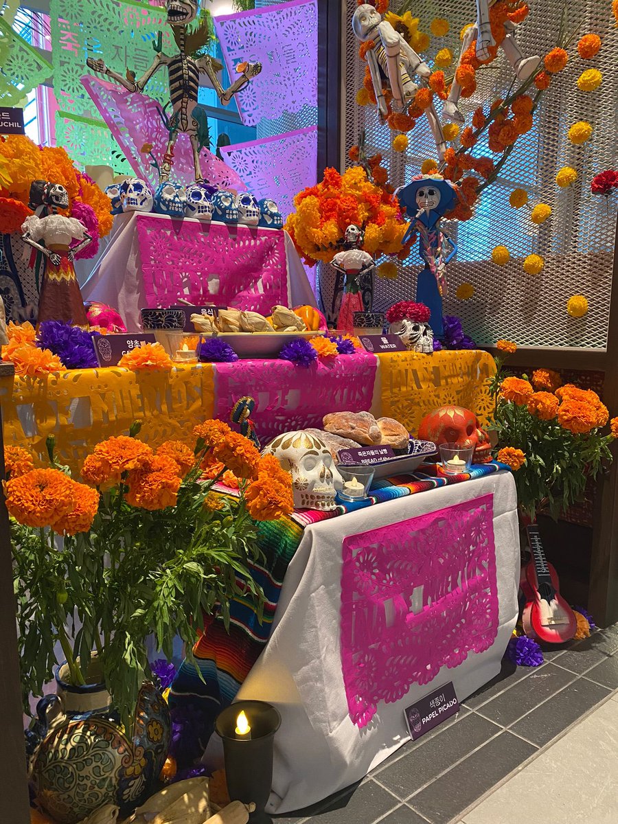 BrunoBFigueroa's tweet photo. A partir de este fin de semana, espectacular presencia de México en el centro comercial más moderno y más  grande de Corea, The Hyundai de Yeouido, el barrio financiero de Seúl: una gran catrina y un altar de muertos! Serán vistos por miles durante 7 días. #DiplomaciaCulturalMX https://t.co/K8pN9Py3TF