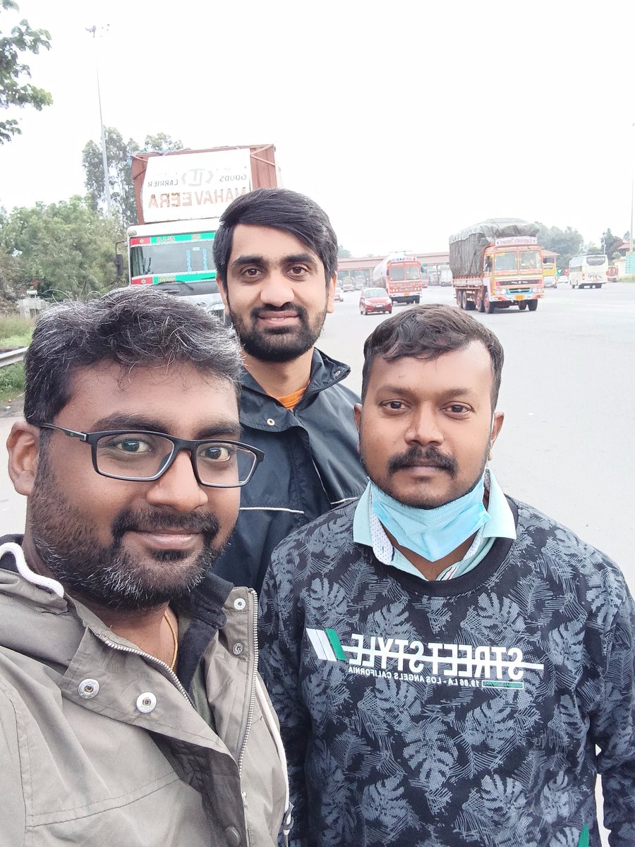 san_officl's tweet photo. F(s)unday with @guru_nila & #DeepakRaj https://t.co/p3eIBLnVnA