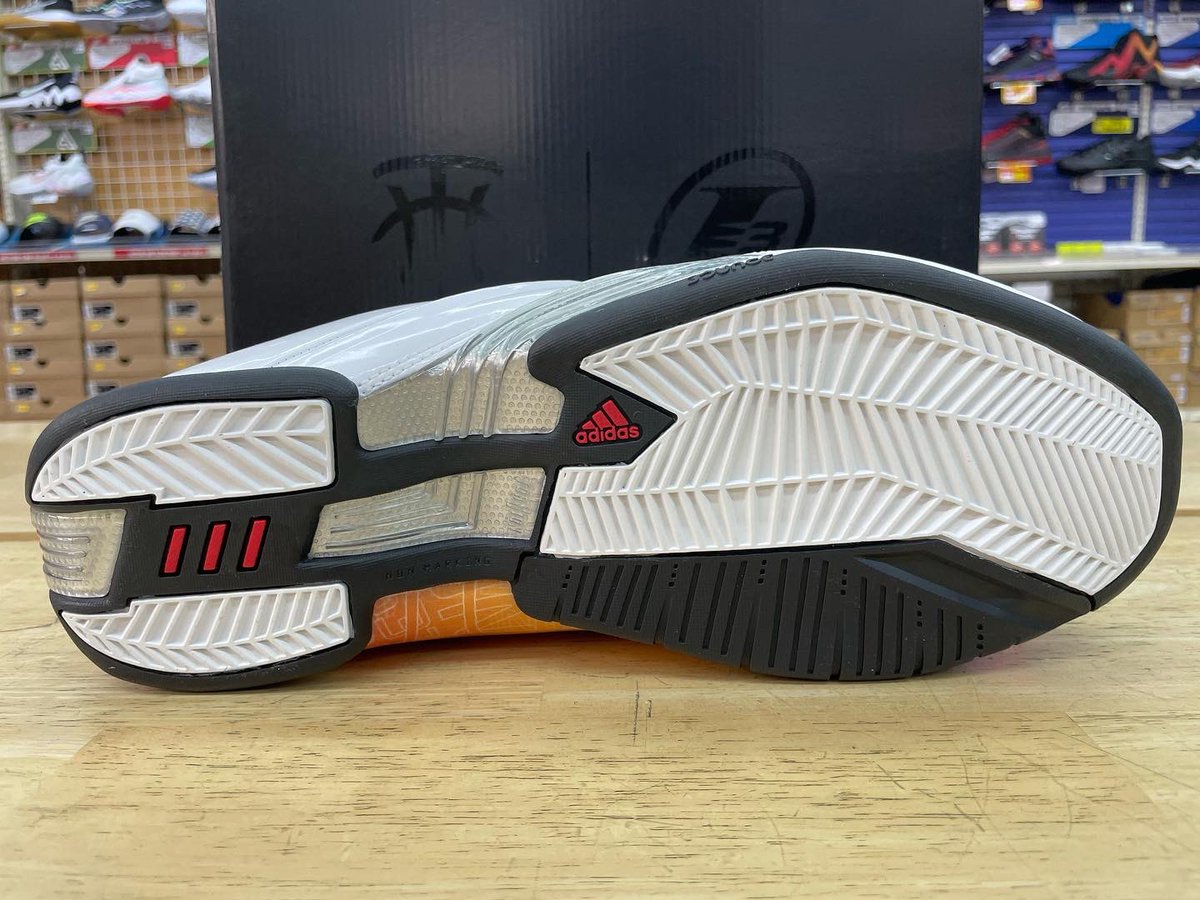 gallery2basket's tweet photo. 【11/1(月)発売】
adidas TMAC 3 Restomod
(GX7677)
https://t.co/hnBlYqMPeT
#gallery2 #ギャラリー2 #ギャラ2 #バスケットボール #バスケ #basketball #adidas #adidasbasketball #tmac #adidastmac #tracymcgrady #mcgrady #tmac3 #adidastmac3 #tmac3restomod #lesson https://t.co/DYARHhaEMP