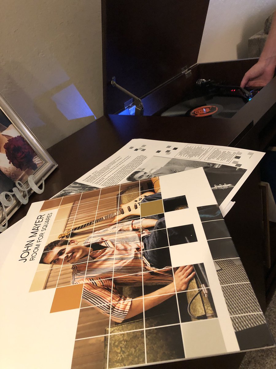 MelanieLCorry's tweet photo. Listening to the quintessential album of my late teens and 20’s on the 1940’s radio my husband cleaned up and turned into a Bluetooth radio. #thisissaturday @JohnMayer https://t.co/NO4cAlTUAK