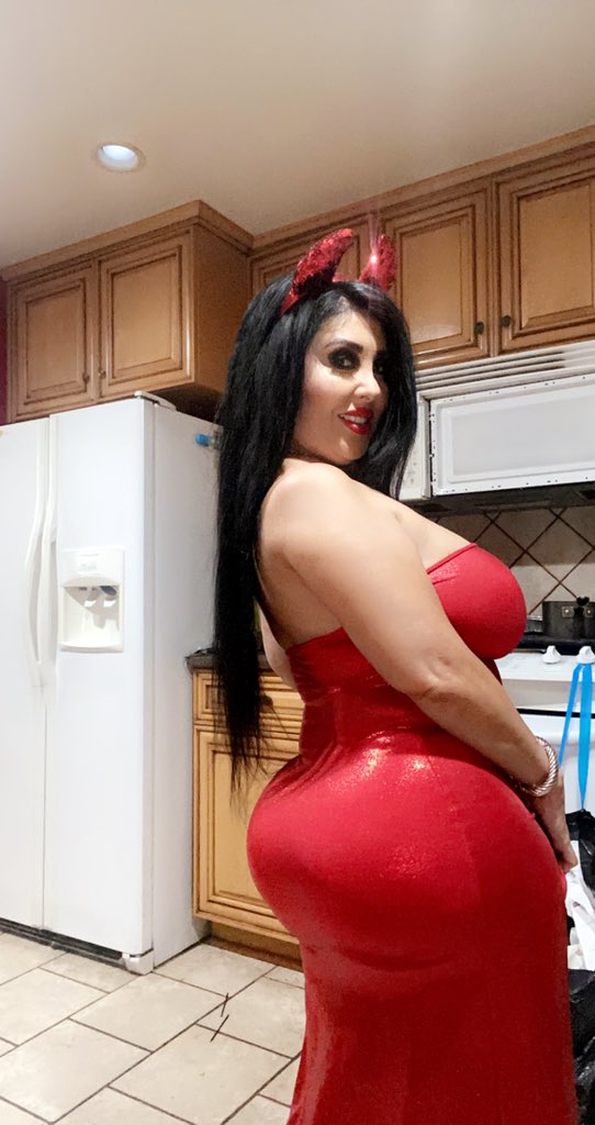 Who's ready for Halloween!?🎃 👻 👅 retweet if you like sexy hot devils 👿 onlyfans.com/JayleneRio