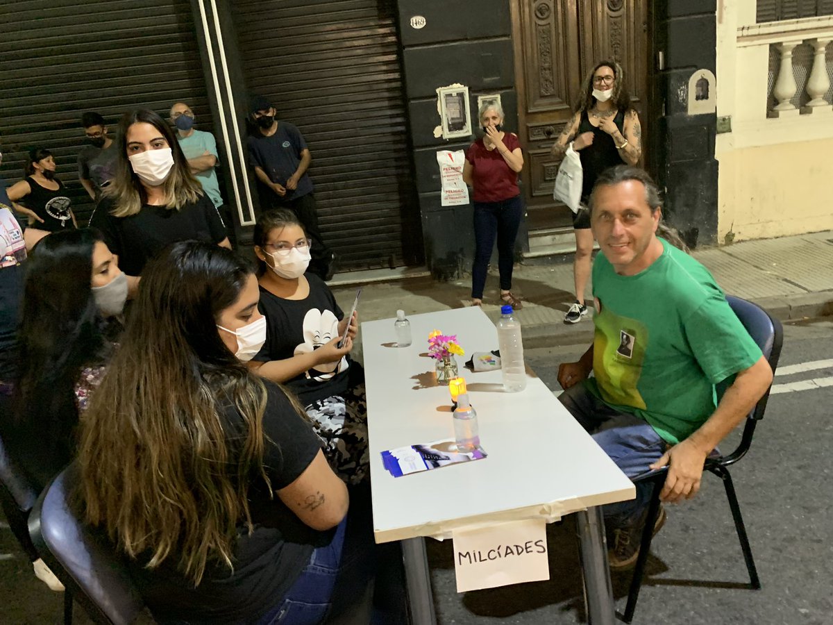DefdelPublico's tweet photo. AHORA la defensora @miriamlewindefe se convierte en #librohumano y cuenta su historia. 
La Defensoría en #LaNocheDeLosMuseos 🌙🌓
También comparte su historia @MILCIADESpenia director de @UrbanaTeVe el primer canal villero. https://t.co/6gV7OHreJz