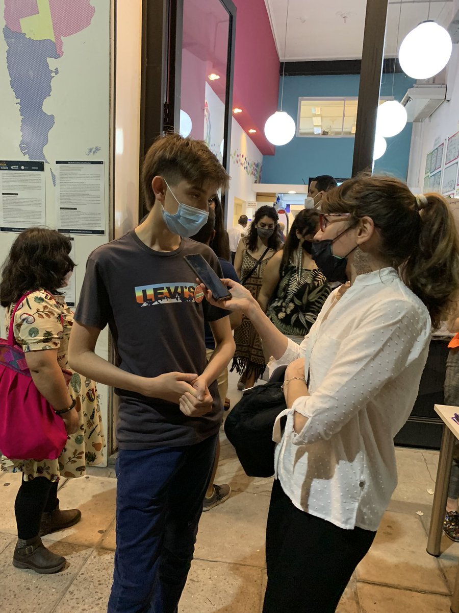DefdelPublico's tweet photo. AHORA la defensora @miriamlewindefe se convierte en #librohumano y cuenta su historia. 
La Defensoría en #LaNocheDeLosMuseos 🌙🌓
También comparte su historia @MILCIADESpenia director de @UrbanaTeVe el primer canal villero. https://t.co/6gV7OHreJz