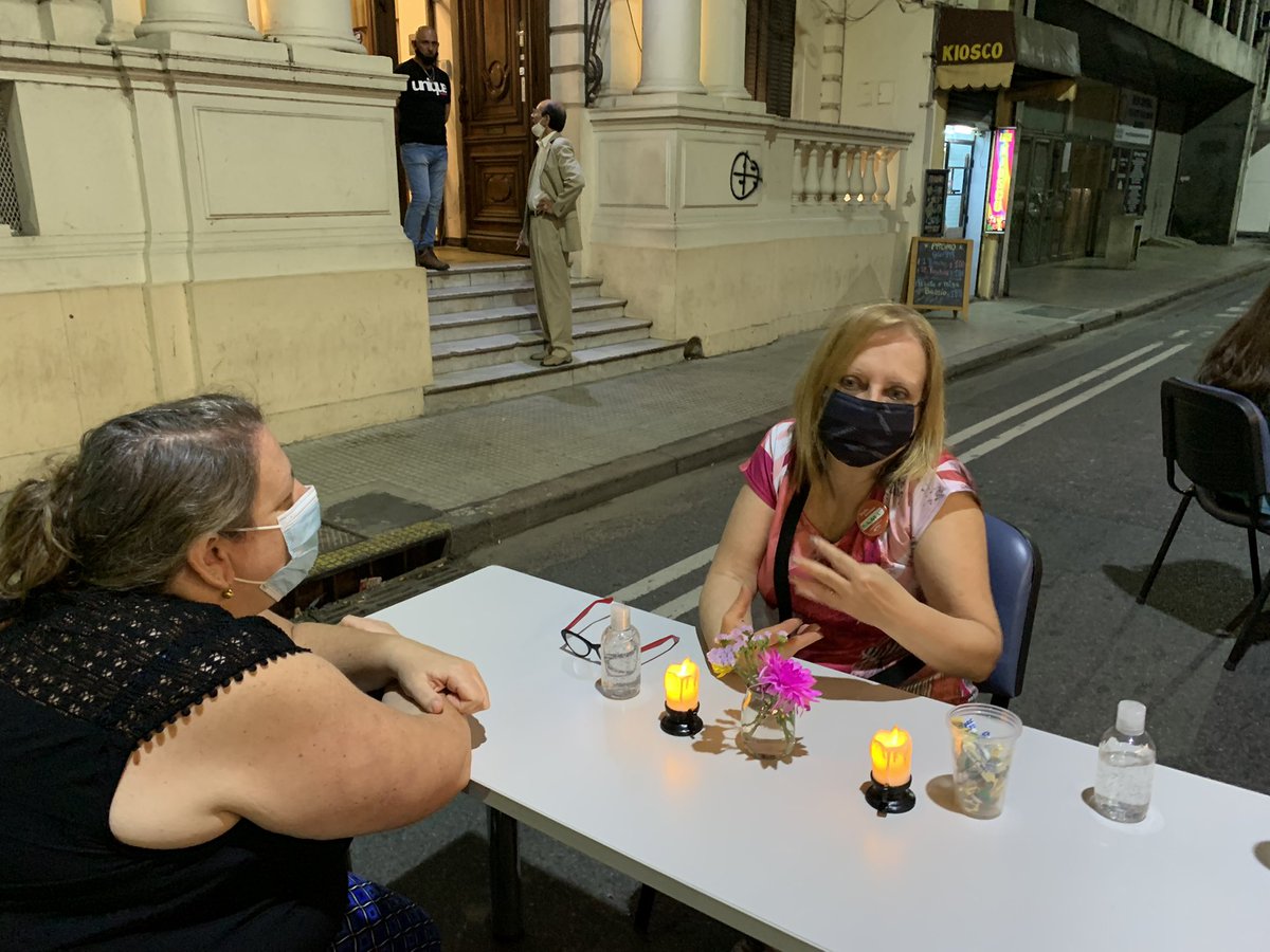 DefdelPublico's tweet photo. AHORA la defensora @miriamlewindefe se convierte en #librohumano y cuenta su historia. 
La Defensoría en #LaNocheDeLosMuseos 🌙🌓
También comparte su historia @MILCIADESpenia director de @UrbanaTeVe el primer canal villero. https://t.co/6gV7OHreJz