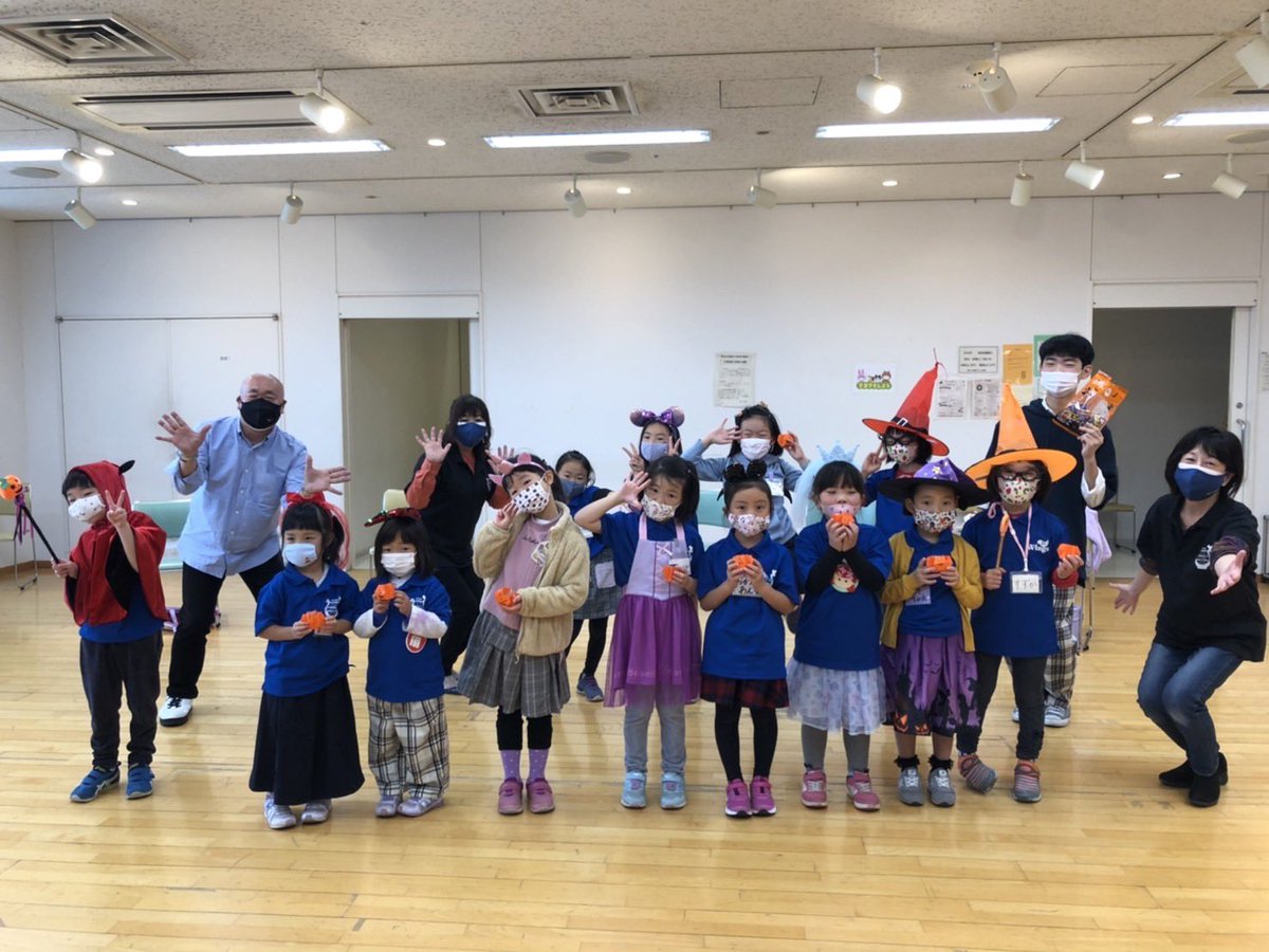今日のキッズクラスはハロウィン🎃アイテムを身につけて練習。室内もピアノも少し飾ってみました。ハロウィンジャンケンで盛り上がりました🎃
歌は「おばけなんてないさ」
