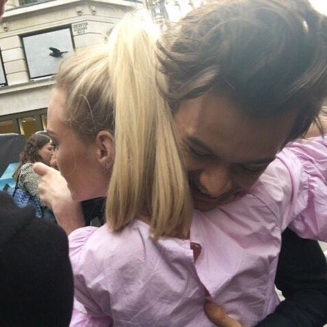 hdgehoui's tweet photo. yes harry styles looks so cute and lovely with his fans, he's just a positive and zappy person https://t.co/s0Vx0Erhsh