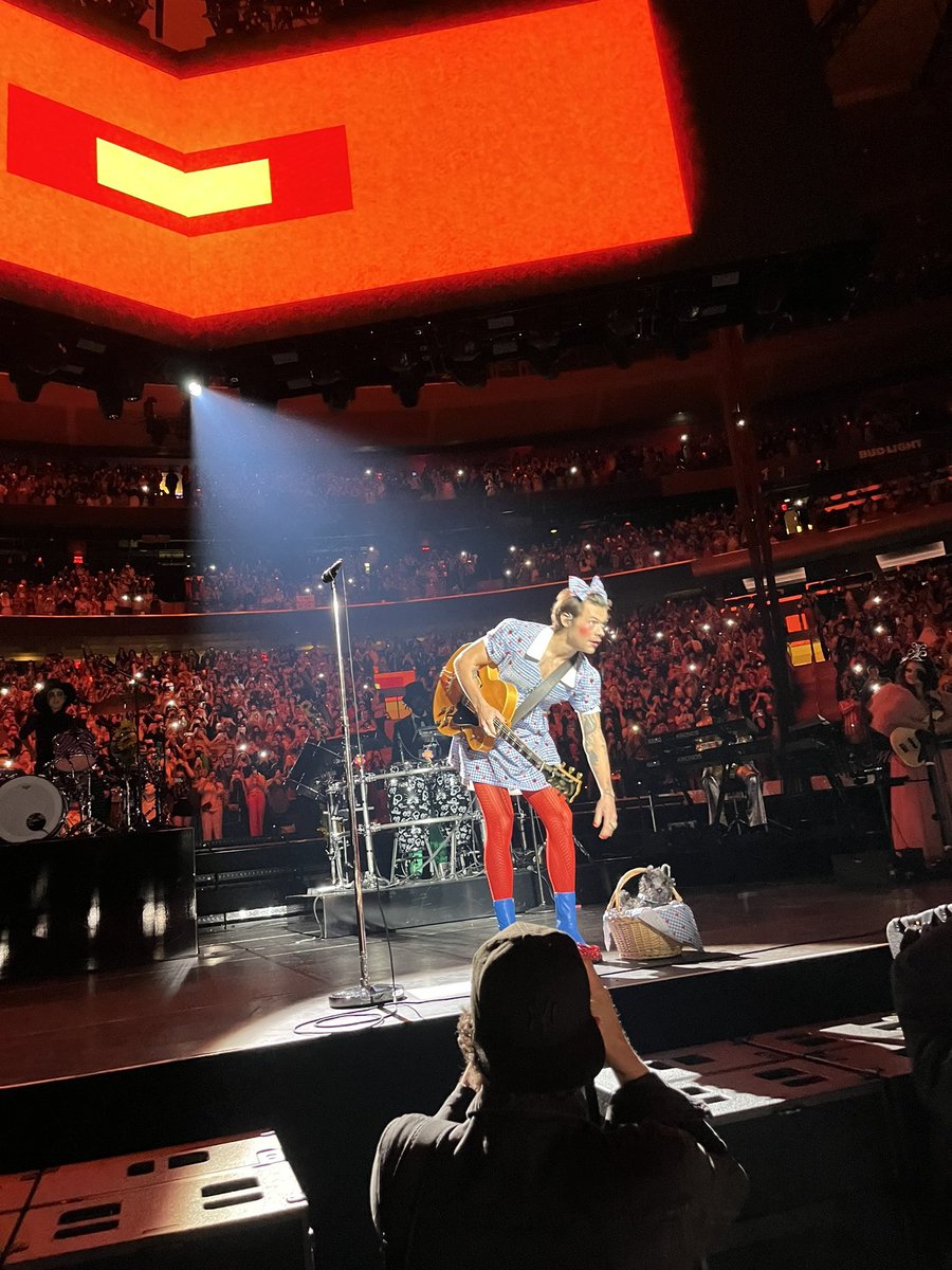 TheHarryNews's tweet photo. Harry at Harryween Night 1 #Harryween 
Via hsrings https://t.co/s4iFSmlY9h