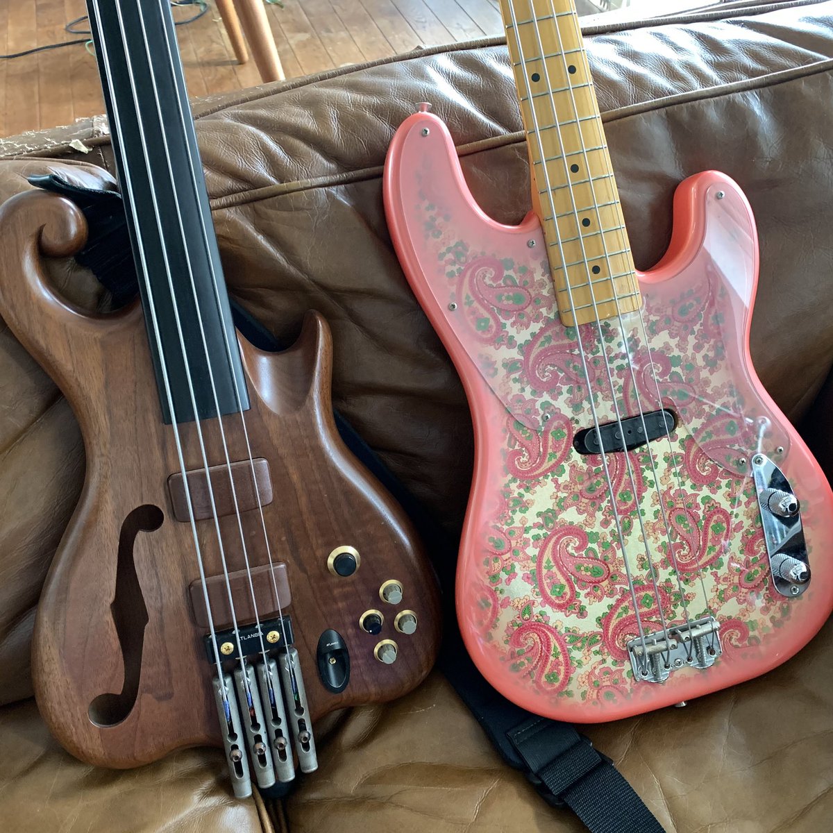 span21's tweet photo. およそ10年ほど放置してた2本。久しぶりに弾いてみたが、2本ともネックもシャンとしてて電装系にガリもない。問題なく使えそう。
#アトランシア #アトランシアビクトリア #atlansia #atlansiavictoria #fender #fenderjapan #fendertelecasterbass #fenderopb #fenderopb54 #ピンクペイズリー https://t.co/VyJT5UYIrB