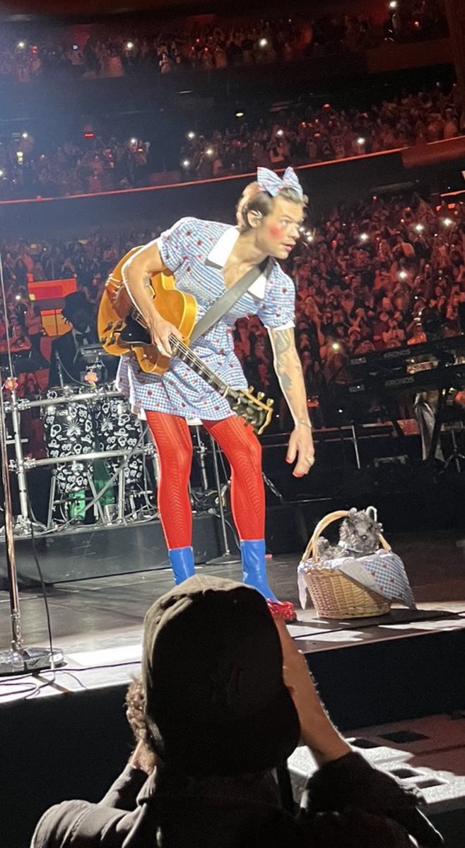 canyonmoonblu's tweet photo. HE’S DOROTHY AND YET… HE IS STILL WEARING RED FUCKING PANTS https://t.co/m2JXA1Jv7q